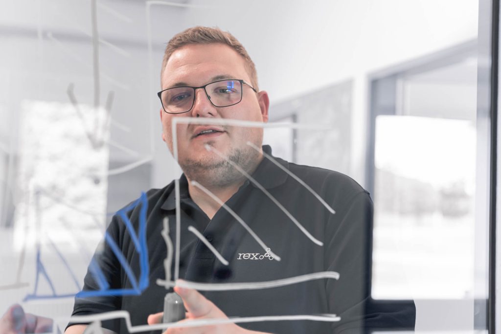 Mitarbeiter prüft ein technisches Textil in der Fertigung